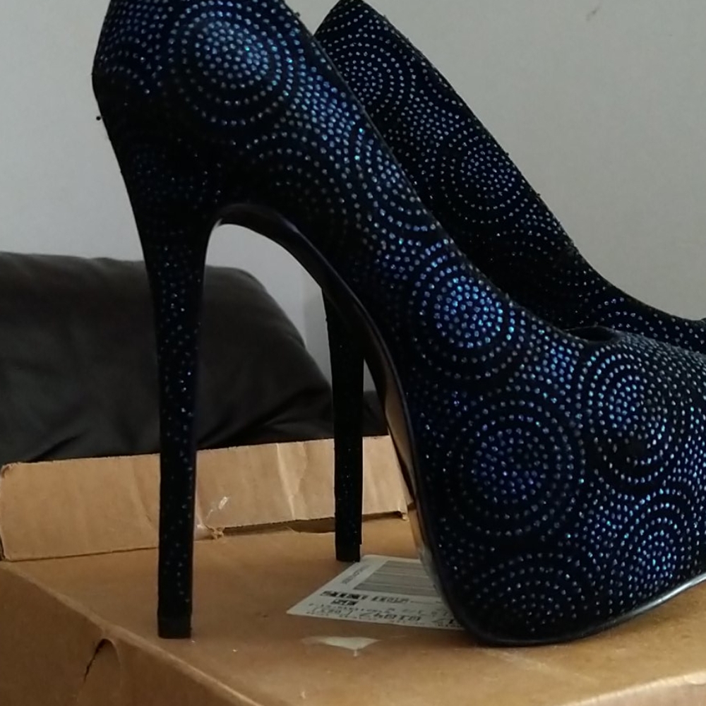 Heels - Picture 3 of 3